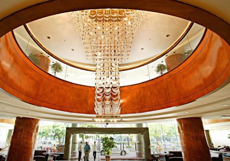 Evergreen Laurel Hotel - טאיצ'ונג מראה חיצוני תמונה The photo shows the interior of a lobby, featuring a large, elegant chandelier hanging from a circular ceiling. The design incorporates warm wooden tones and modern architectural elements. The space is open and airy, with large glass windows allowing