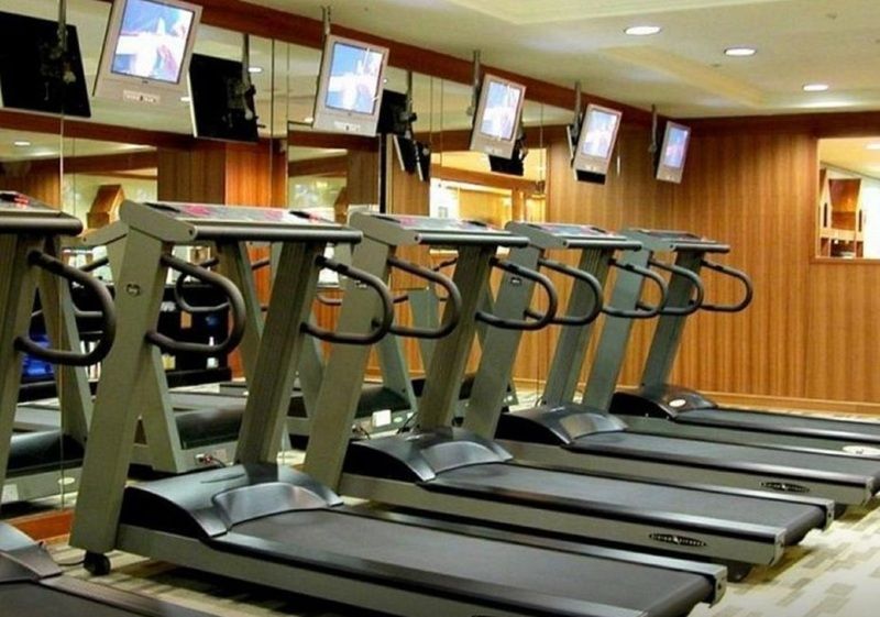 Evergreen Laurel Hotel - טאיצ'ונג מראה חיצוני תמונה The photo shows a fitness area with several treadmills lined up in front of a wall of mirrors. Each treadmill is equipped with a console and has screens above them, likely displaying workout information or entertainment. The interior has a modern des