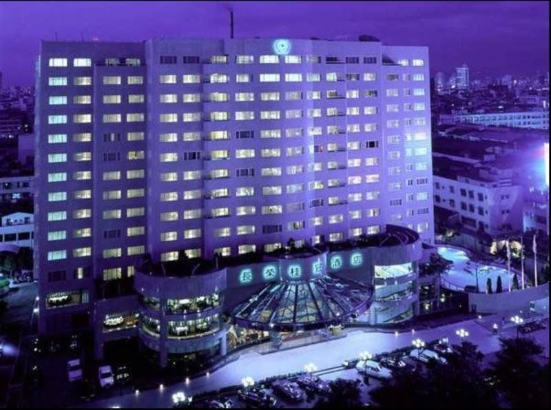 Evergreen Laurel Hotel - טאיצ'ונג מראה חיצוני תמונה The photo shows a large hotel building illuminated in a purple hue during the evening or nighttime. The facade features numerous windows, many of which are lit, suggesting occupancy. The entrance area appears modern and curved, with a design that inc