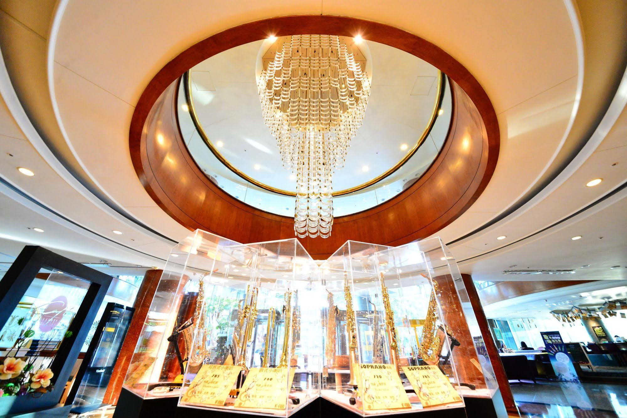 Evergreen Laurel Hotel - טאיצ'ונג מראה חיצוני תמונה The photo depicts an elegant interior space, featuring a circular chandelier at the center that has a modern design with hanging elements. The ceiling has a smooth, light-colored finish surrounding the chandelier, enhancing the ambiance. Below, there