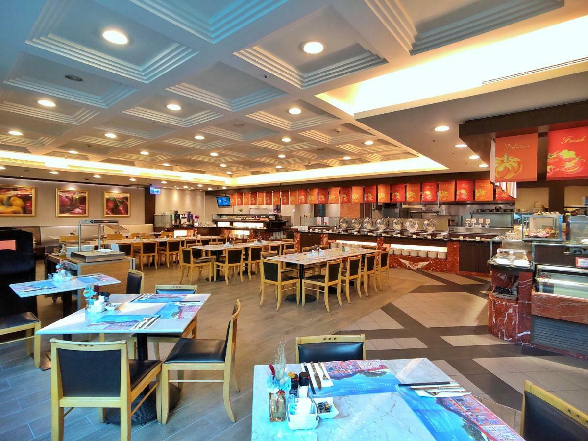 Evergreen Laurel Hotel - טאיצ'ונג מראה חיצוני תמונה The photo shows the interior of a restaurant. The dining area features several tables with chairs arranged neatly. The flooring has a contemporary design, and the ceiling is structured with a coffered pattern. There is a buffet area along one wall wi