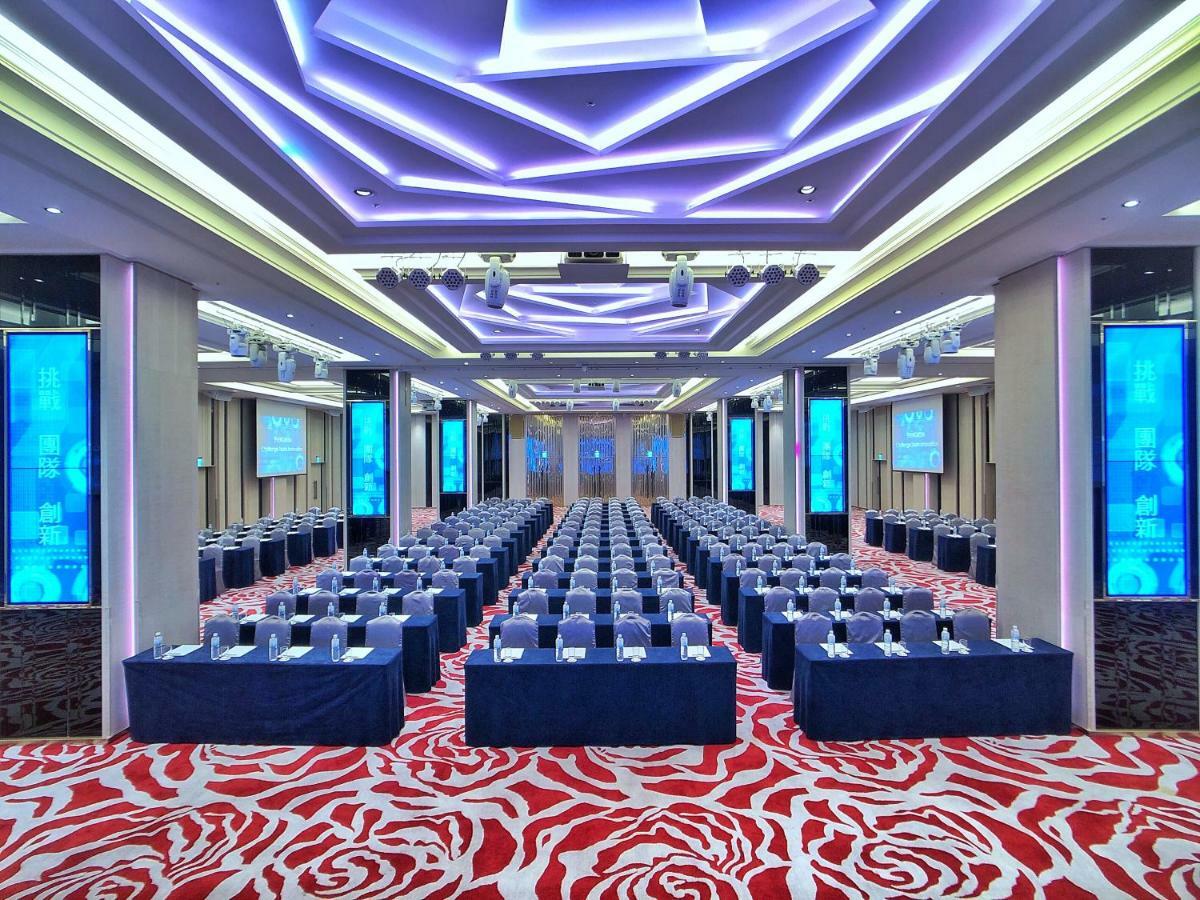 Evergreen Laurel Hotel - טאיצ'ונג מראה חיצוני תמונה The photo shows a large conference or seminar room set up for an event. The space features rows of tables and chairs arranged neatly, likely for attendees to participate in discussions or presentations. The room is well-lit with modern, colorful ligh