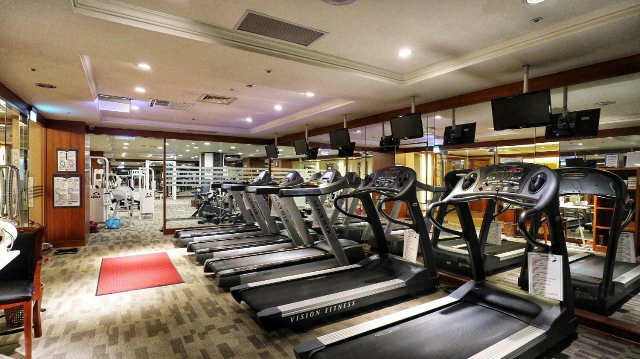 Evergreen Laurel Hotel - טאיצ'ונג מראה חיצוני תמונה The photo shows a gym environment featuring several treadmills lined up in a row. The space has a bright and modern design with adequate lighting. In the background, various exercise machines and weights are visible, suggesting a well-equipped workou
