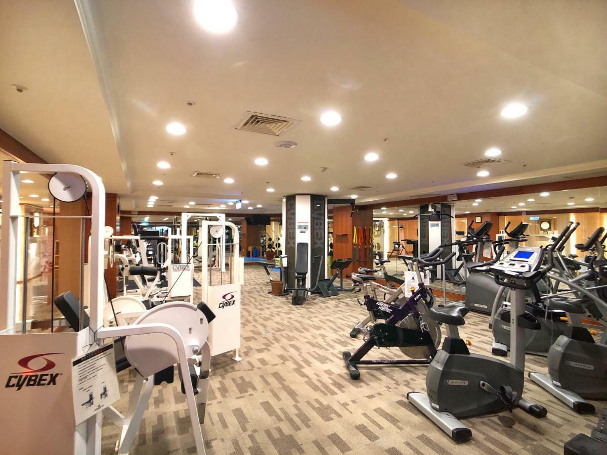 Evergreen Laurel Hotel - טאיצ'ונג מראה חיצוני תמונה The photo shows a spacious gym interior equipped with various exercise machines. There are cardio machines like stationary bikes and elliptical trainers, as well as strength training equipment such as weight machines. The gym has a clean and modern d